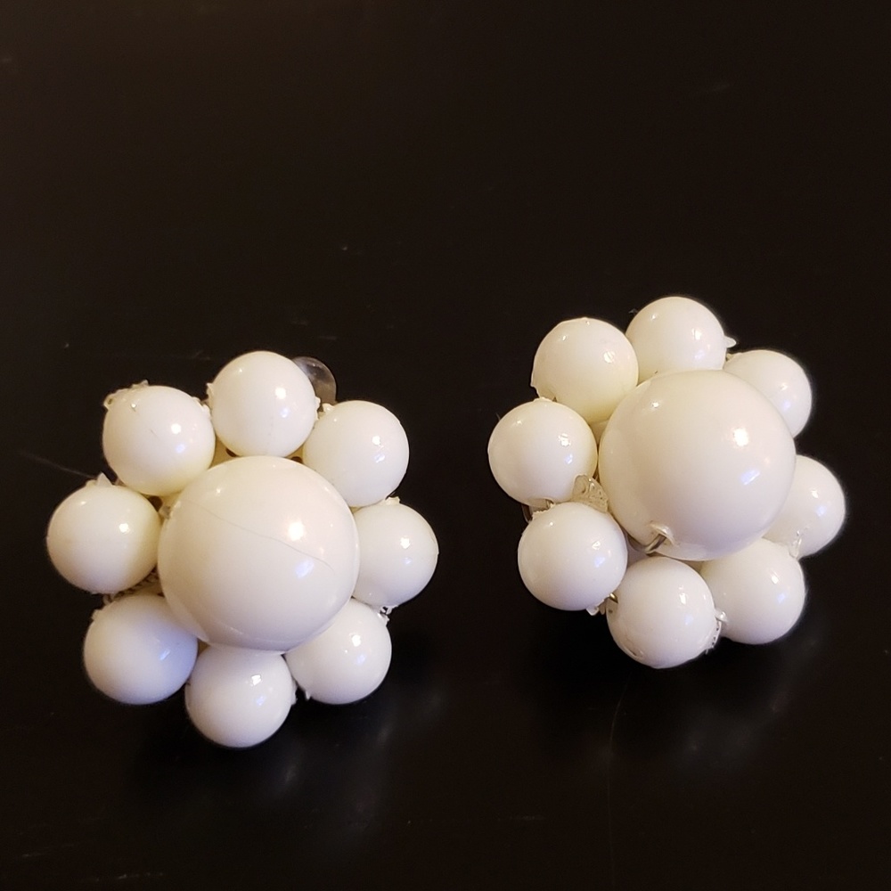💕Vintage White Flower Bead Clip Earings